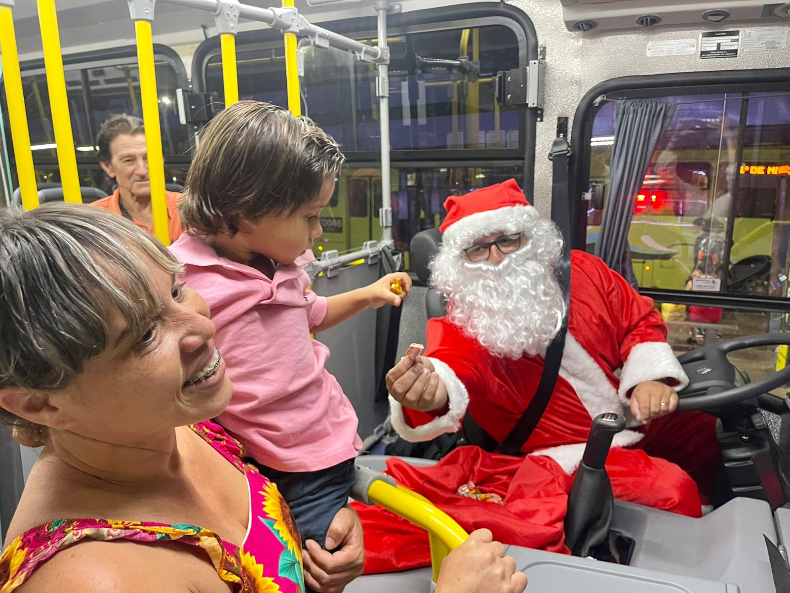 Ônibus iluminado e dirigido por um Papai Noel está encantando adultos e crianças